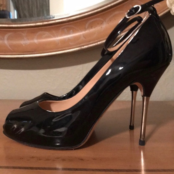 Giuseppe Zanotti Vernice stiletto ankle strap peep toe patent leather pumps. - Picture 5 of 11